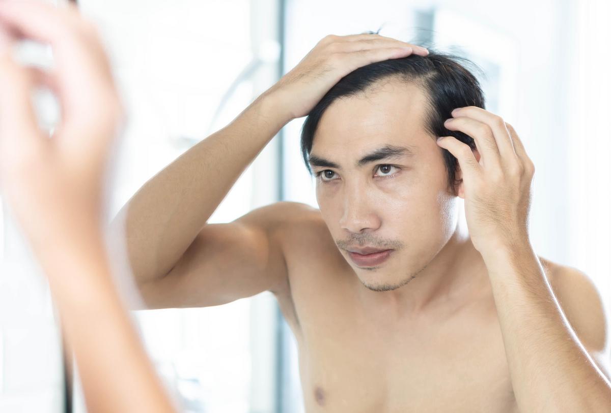 ภาพผู้สมัครรับการบำบัดหลายคนในชุดลำลองยืนเรียงรายในสภาพแวดล้อมแสนสบาย